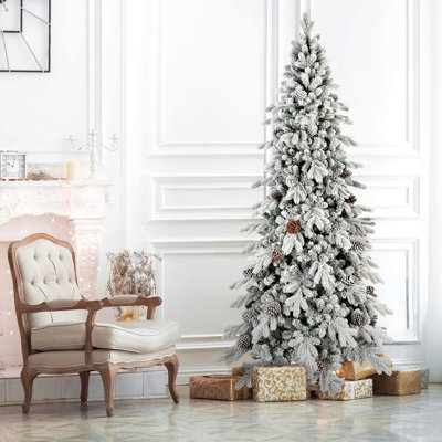Arbre de Noël floqué en PE / PVC avec lumières DEL blanc chaud - pointes, pommes de pin naturelles, effet enneigé, branches articulées, base en métal