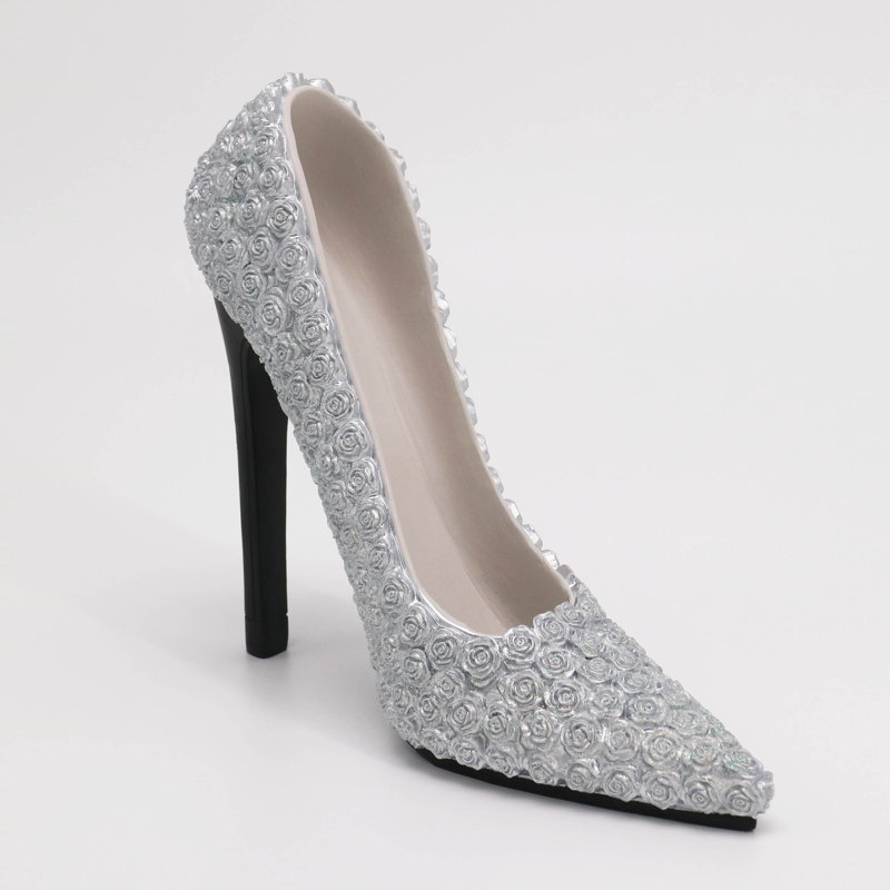 Chaussure à talons hauts en résine argentée avec paillettes irisées dorées et vertes élégantes pour un décor contemporain et élégant
