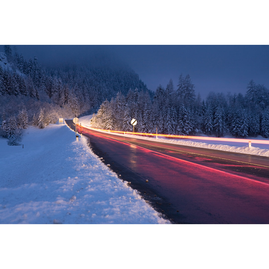 Winter Road von Wingmar - Kunstdrucke auf Leinwand ohne Rahmen