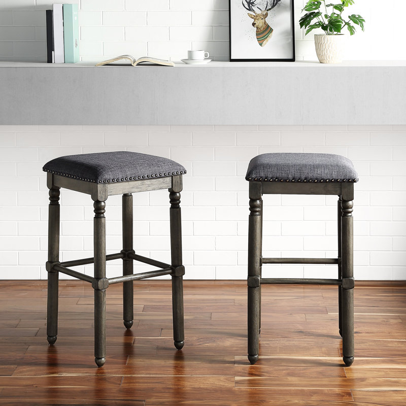 Ensemble de 2 tabourets de bar gris bois - Chic rustique, garniture cloutée bronze, bois massif, l 16 po x P 28 po H 28,87 po, mobilier de maison chic, siège rembourré, finition gris délavé, structure, forme rectangulaire