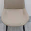 Chaise en polyuréthane avec pieds en métal