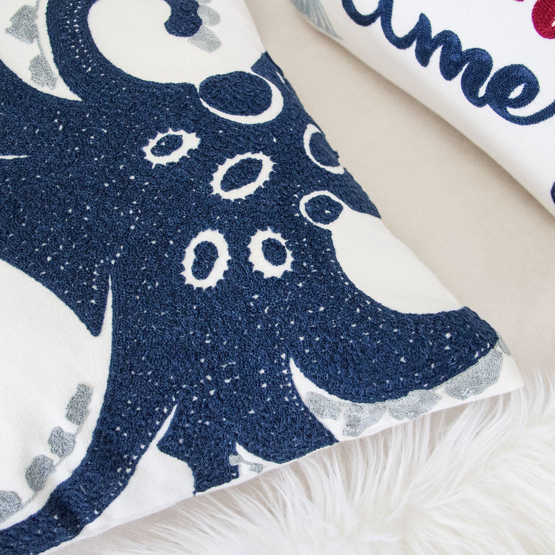 Housse de coussin en coton brodé 20 x 20 po Octopus bleu marine, coussin bord de mer audacieux
