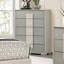 Commode à tiroirs en queue d'aronde de style contemporain 1 pièce deux tons avec glissières en métal et panneaux en bois blanc et gris pierre