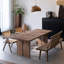 Table de salle à manger en bois massif de style médiéval.-110976349