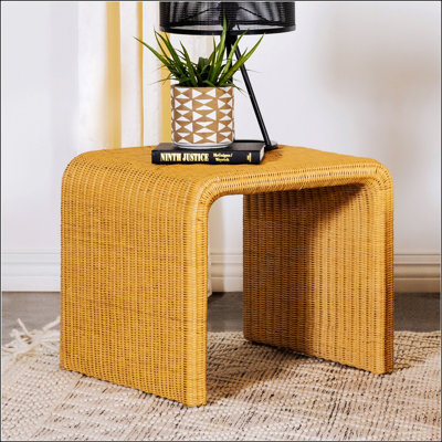 Table de bout carrée Gage Natural avec construction durable et design polyvalent pour les intérieurs modernes et traditionnels