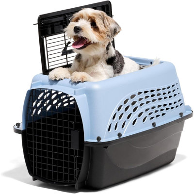 Cette cage pour animaux de compagnie est conçue pour les petits chiens et les chats, en plastique avec des portes doubles, permettant un chargement par le haut et par l'avant.