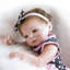 Poupée de bébé nouveau-né à la main