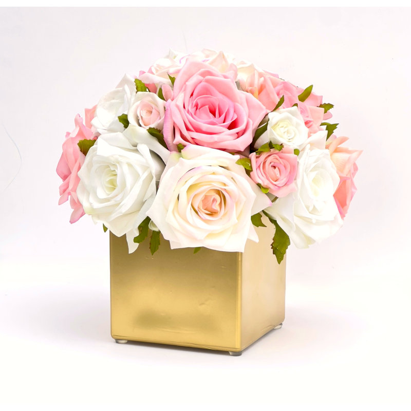 Arrangement de vraies roses dans un vase