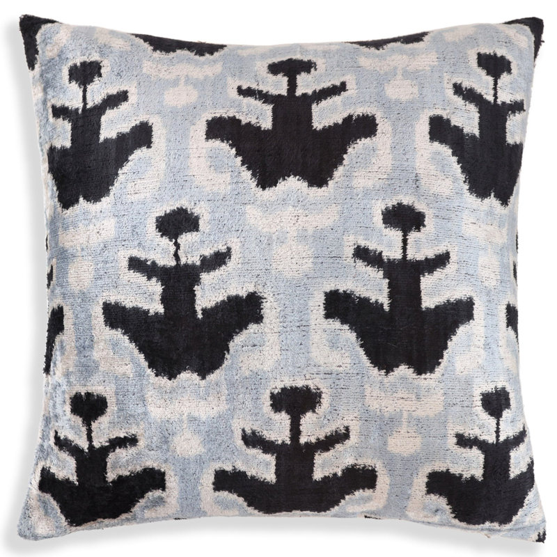 Coussin décoratif en velours de soie bleu clair et noir Ikat