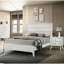 Mobilier de chambre à coucher contemporain: table de chevet 2 en blanc avec bois massif et bronze à texture ondulée, conception d'angle, texture, pieds inclinés pour