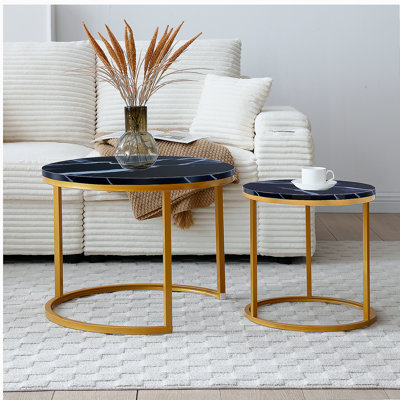 Ensemble de 2 tables basses gigognes à plateau noir avec cadre doré, tables rondes en bois et motif en marbre, salon, chambre à coucher, appartement, table de chevet simple industrielle moderne