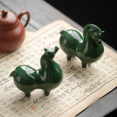 Statue de petit cheval, sculpture verte pour le bureau et la maison, ornement en céramique 2 pièces pour les amateurs de chevaux