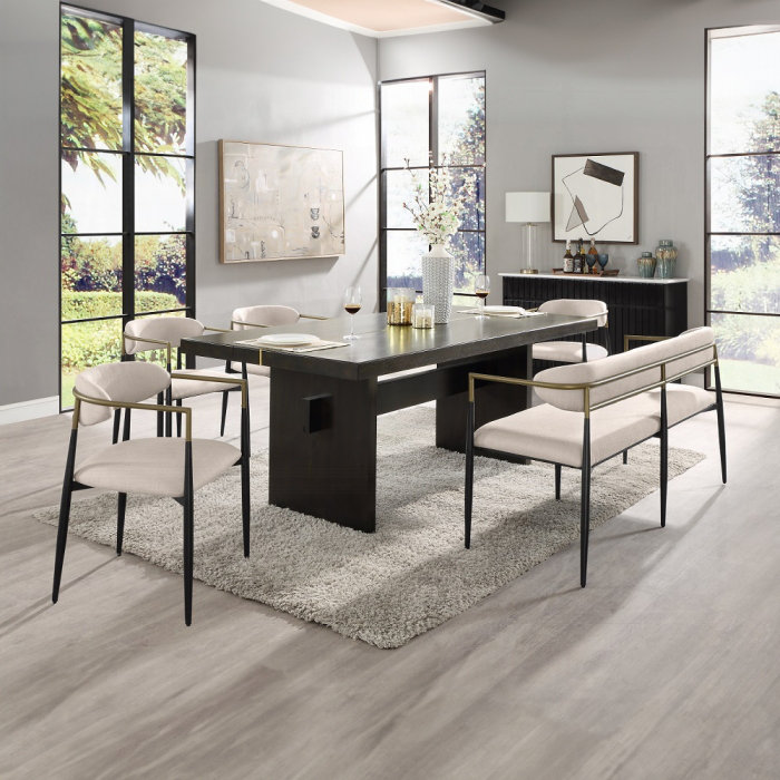 Banc rembourré moderne en lin beige avec pieds en métal noir et rail décoratif doré, Beige