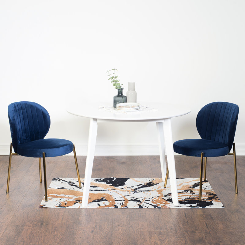 3 tables de salle à manger rondes blanches - une table avec 2 chaises et un revêtement en velours d'hévéa recouvert de velours doux ajoute de la chaleur à l'espace et à la construction