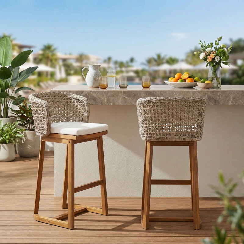 Ensemble de 2 tabourets de bar d'extérieur en bois d'acacia avec finition en teck, coussins beiges et dossiers en osier brun clair