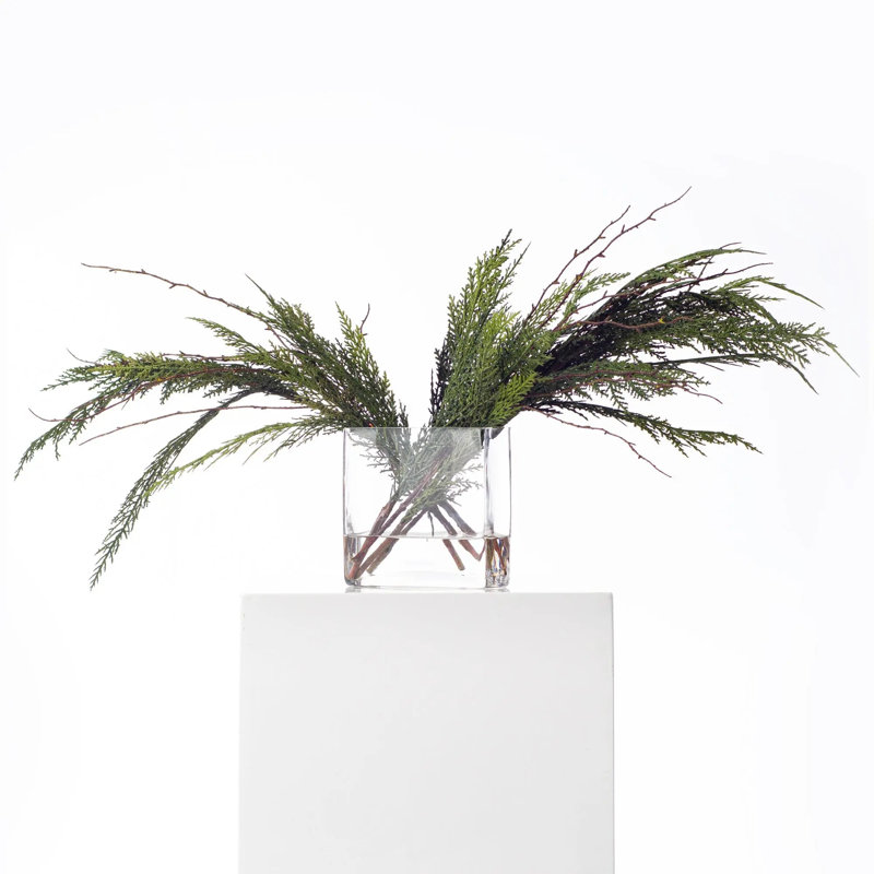 Arrangement d'illusion d'eau de Noël avec cèdre et branches Real Touch