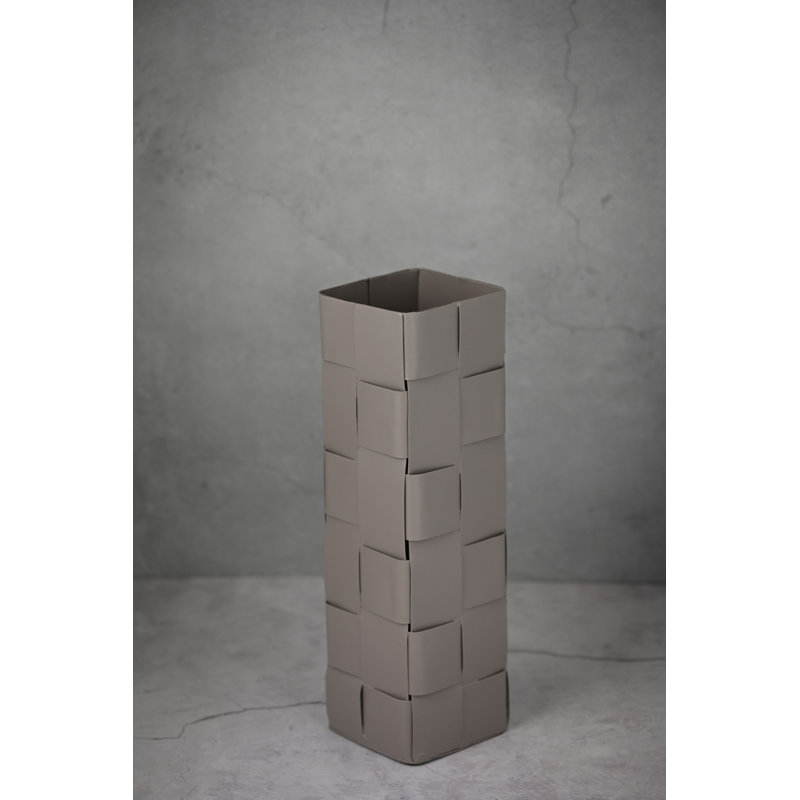 Vase en métal gris fer tissé, H 14 po x l 4,5 po x P 4,5 po