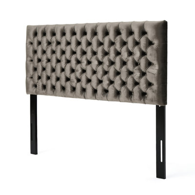 Tête de lit entièrement rembourrée en velours gris, créant une ambiance de chambre à coucher luxueuse qui s'agence à tout style