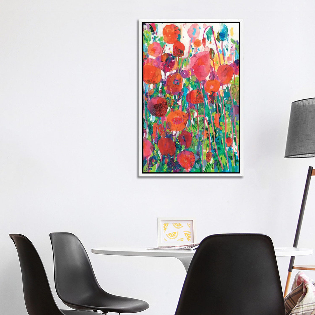 Vivid Poppy Collage II von Tara Funk Grim - Galerie-verpackte Leinwand Giclée auf Leinwand