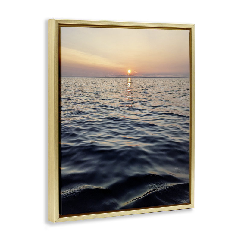 Cadre flottant Sundown Waters Seascape, conception de Kali Wilson, H 31 po x l 25 po, Cadre flottant métallique doré