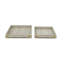 S / 2 plateaux décoratifs en similicuir gris avec poignées dorées L: 19,5 x 12 x 1,5 po S: 17 x 10 x 1,5 po