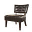Fauteuil d'appoint en cuir brun avec style sophistiqué et confort dans un salon moderne-1803389767