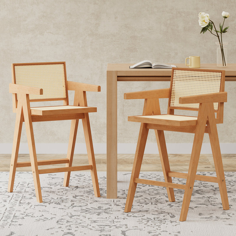 Tabouret de bar moderne et minimaliste avec siège canne et structure en bois massif, parfait pour les cuisines et les bars contemporains