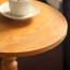 Table d'appoint ronde de style Mid-Century avec pieds en bois massif et plateau en bois aggloméré de chêne clair