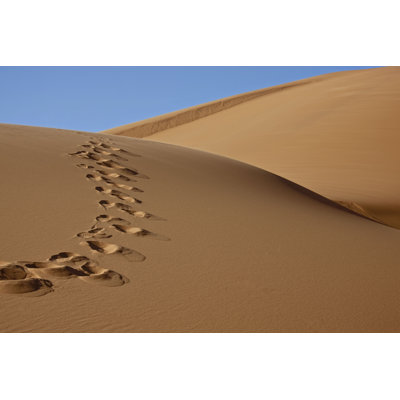 Empreintes de pas sur le sable du désert par Rosafrei - impression