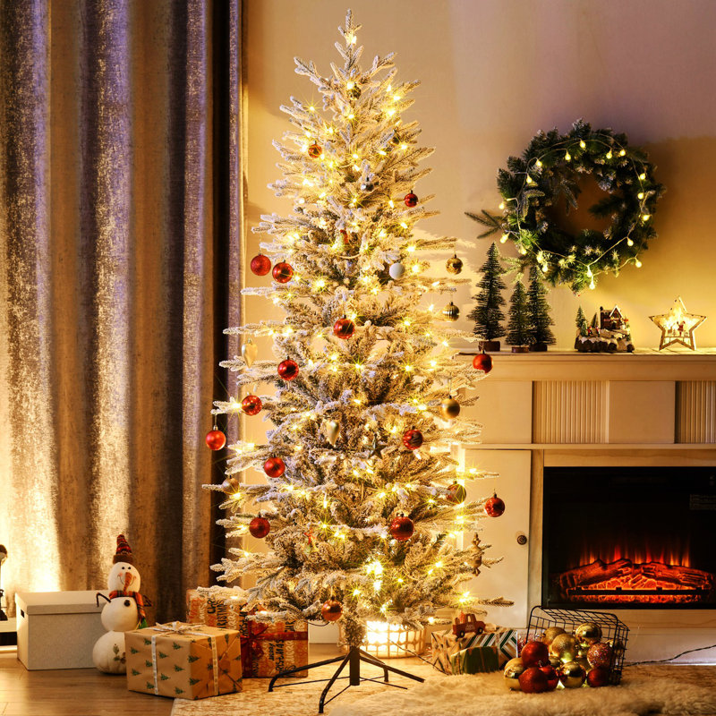 Arbre de Noël artificiel haut 6 pi avec 636 branches floquées par la neige et 250 lumières claires jaunes chaudes