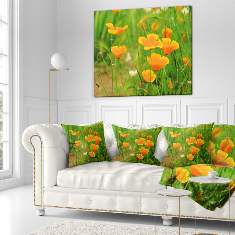 Fleurs de pavot jaune vif - coussin à imprimé floral, 16 po x 1 po, Coussin décoratif