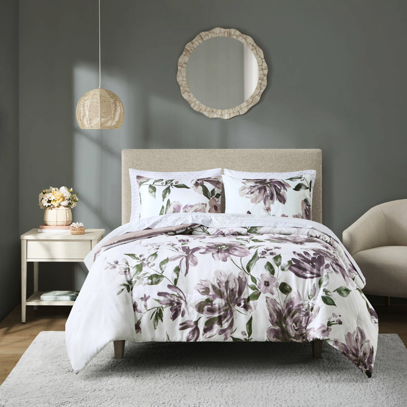 Édredon moderne avec des draps et des taies décoratives mauves