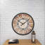 Horloge murale décorative en métal brun avec détails en bois