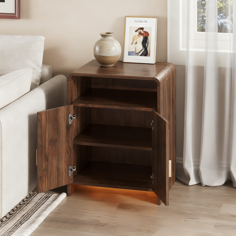 Table de chevet moderne avec station de charge et lumières DEL, armoire de rangement réglable avec portes cannelées, table de chevet avec tablettes ouvertes pour la chambre à coucher et le salon