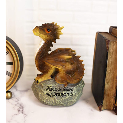 Figurine de bébé «Baby Hatchling» assis sur «Home Is Where My Dragon Is»