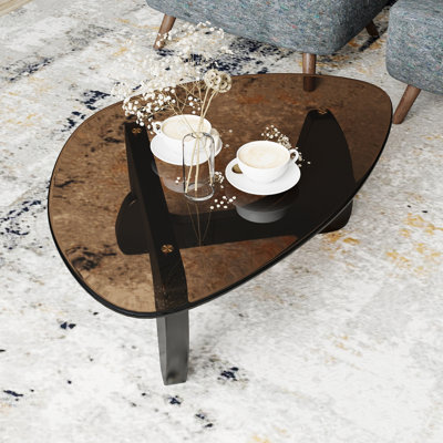 Table basse moderne triangulaire avec base en bois pour le salon