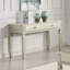 Table de canapé avec tiroirs de rangement Glam argentés et plateau en verre trempé de 5 mm avec table d'appoint de salon à motif de losanges.