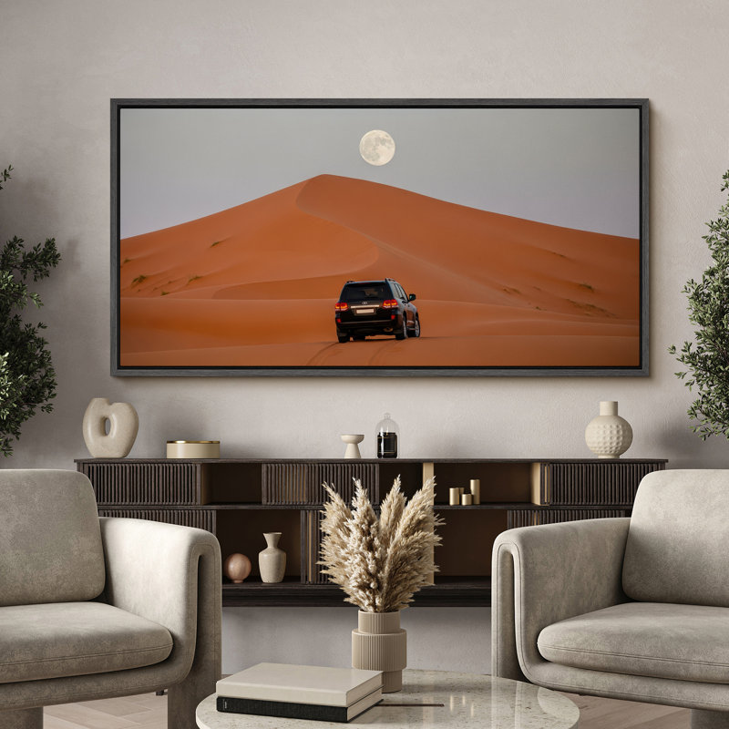 «Off-Road SUV in Desert Under Full Moon», art mural sur toile - Photographie de paysage d'aventure pour espaces modernes ou rustiques