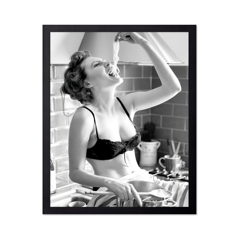 Femme spaghetti, H 08 po x l 10 po, Affiche, Cadre noir