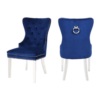 Élégante chaise d'appoint avec revêtement en velours bleu, pieds en acier inoxydable, capitonnage à boutons, pour un espace de vie confortable en velours, structure des pieds, dossier, surface