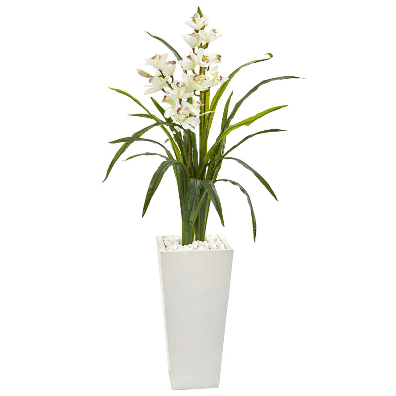 Agencement de fleurs artificielle cymbidium orchidées dans un pot de fleurs