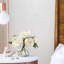 Arrangement de pivoines blanches élégantes à 7 frondes dans un vase en verre transparent 
