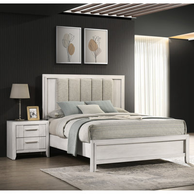 Très grand lit au fini blanc brumeux avec tête de lit tapissier et finition de chambre à coucher linéaire contemporaine