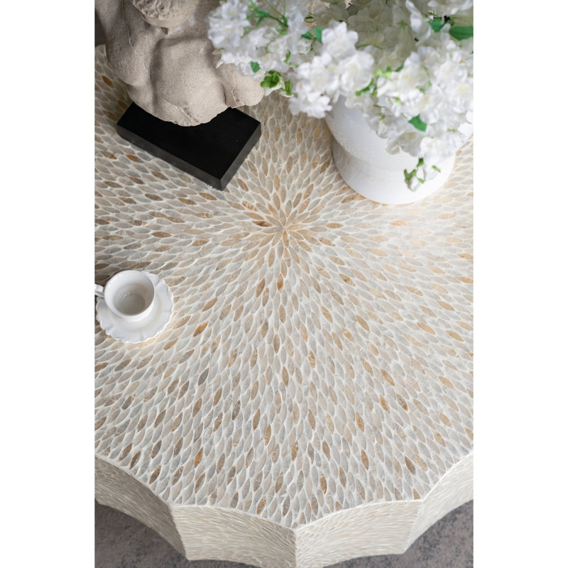 Table basse géométrique 35,5 x 35,5 x 16 po avec base en bois et motif Capiz blanc et noir