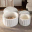 Ensemble de tables basses rondes festonnées blanches-446974062