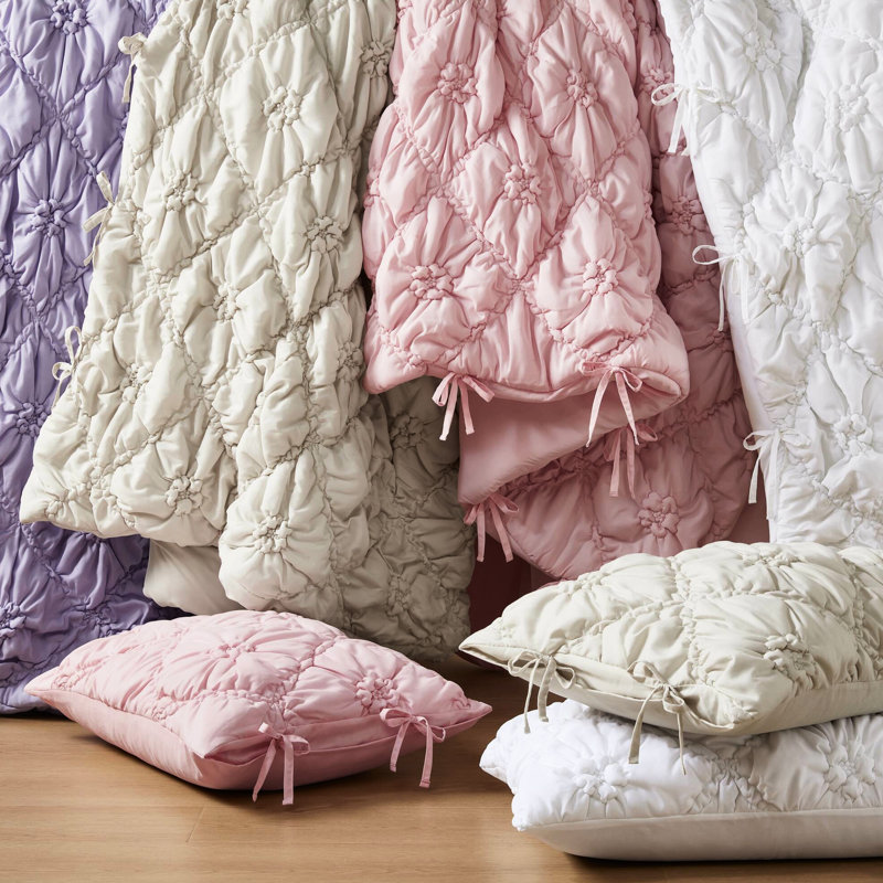 Édredon très grand mauve à motif floral avec attaches décoratives et broderie décontractée, confort douillet, utilisation toutes saisons, matelassage en microfibre lavable à la machine, motif douillet pour une bonne nuit de sommeil