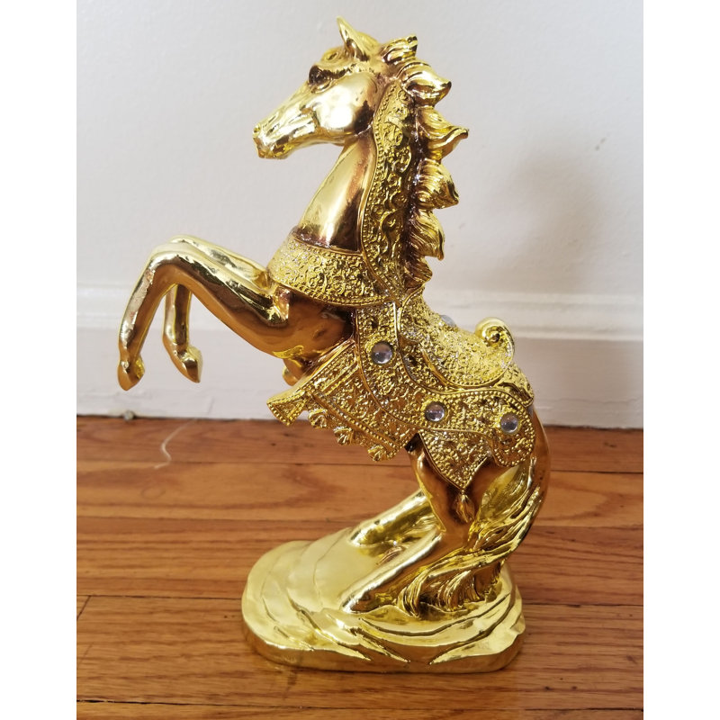 Statue étalon aimant un cheval debout