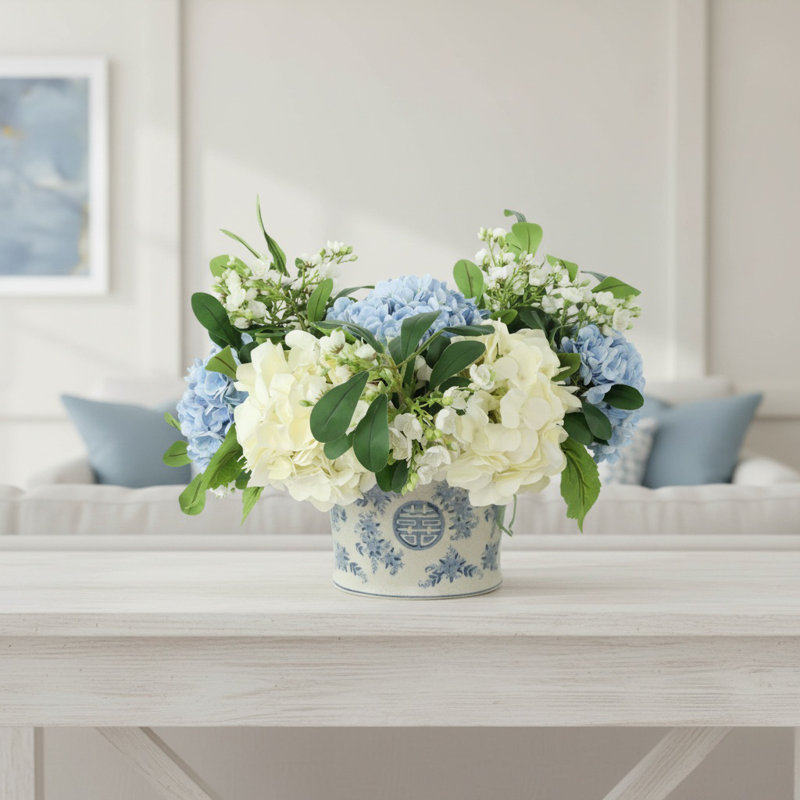 Mélange d'hortensias et de bourgeons dans un vase décoratif