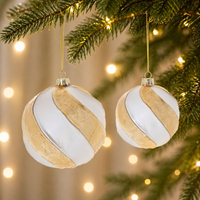 Ornement boule en verre patiné