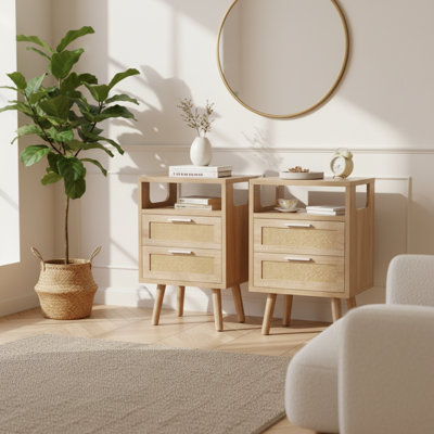 Ensemble de deux tables de chevet de rangement modernes avec deux tiroirs et poignées en métal doré, tables de bout en bois naturel pour l'organisation et la décoration de la chambre à coucher